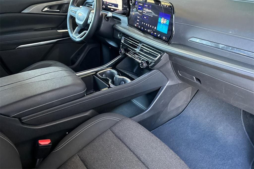 used 2025 Chevrolet Traverse car, priced at $37,499