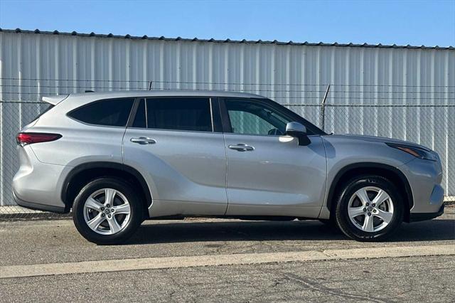 used 2023 Toyota Highlander car, priced at $32,100