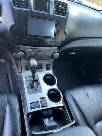 used 2011 Toyota Highlander car, priced at $10,500