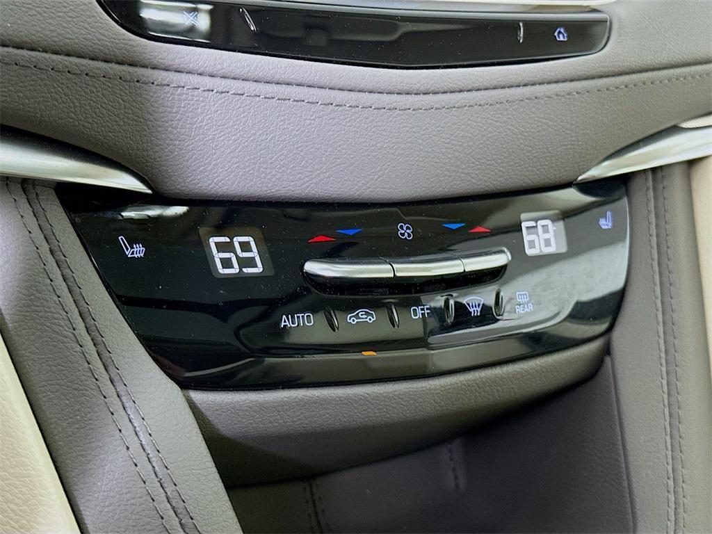 used 2022 Cadillac XT5 car, priced at $35,996