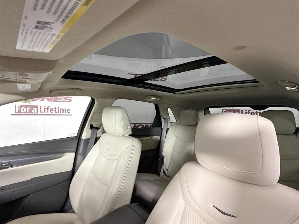 used 2022 Cadillac XT5 car, priced at $35,996