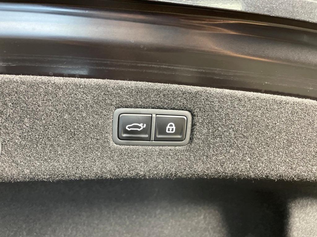 new 2026 Genesis G90 car, priced at $108,065