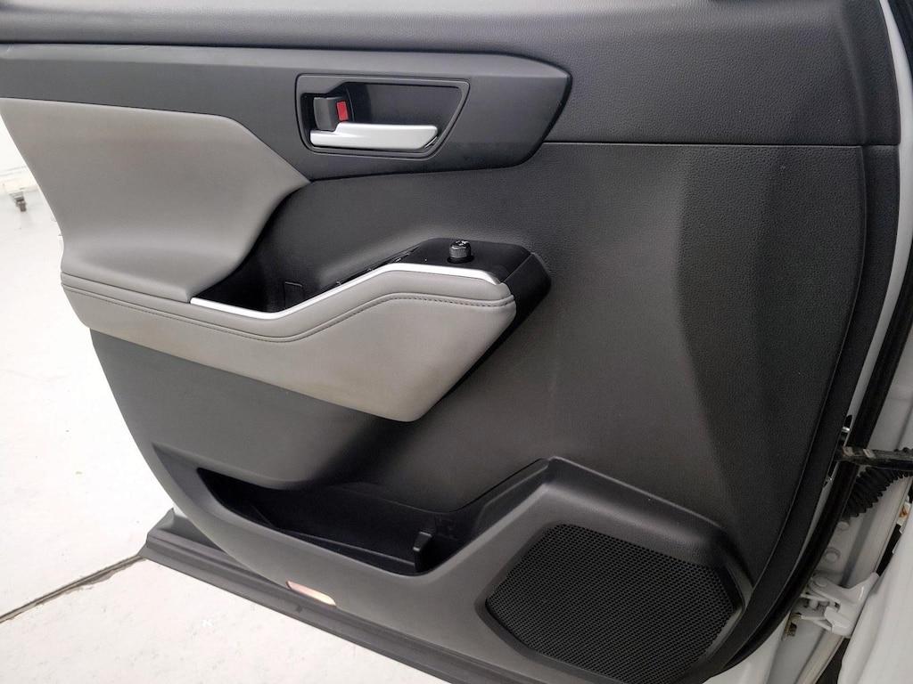 used 2020 Toyota Highlander Hybrid car, priced at $33,998