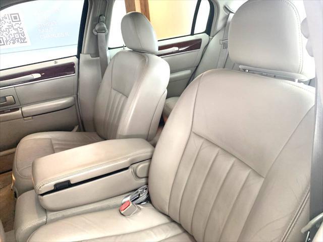 used 2005 Lincoln Town Car car, priced at $11,988