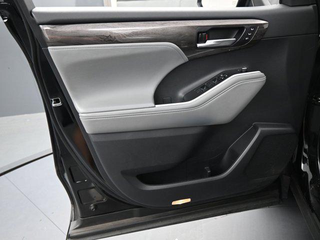 used 2023 Toyota Highlander car, priced at $38,991