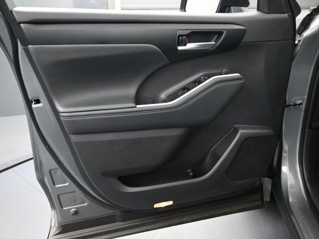 used 2025 Toyota Highlander car, priced at $42,591