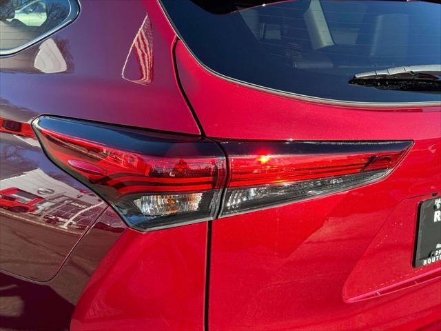 used 2022 Toyota Highlander Hybrid car, priced at $37,990