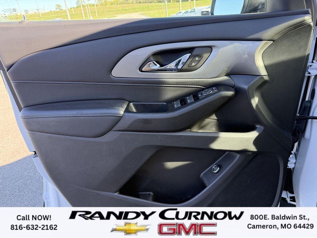 used 2023 Chevrolet Traverse car, priced at $29,998