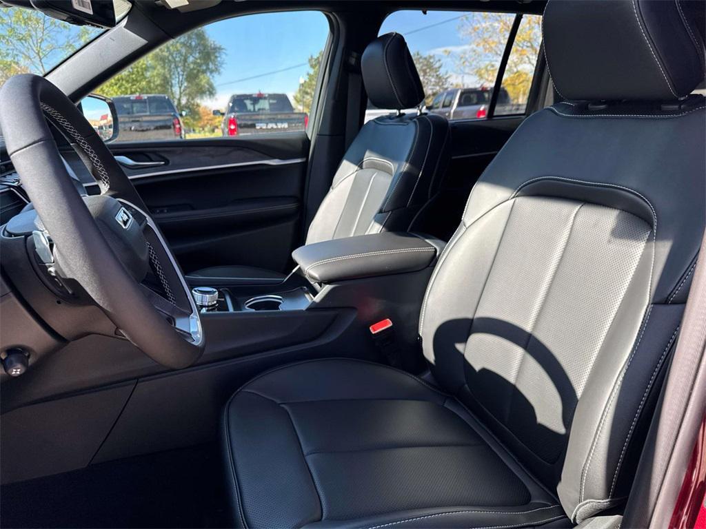 new 2025 Jeep Grand Cherokee car, priced at $52,556