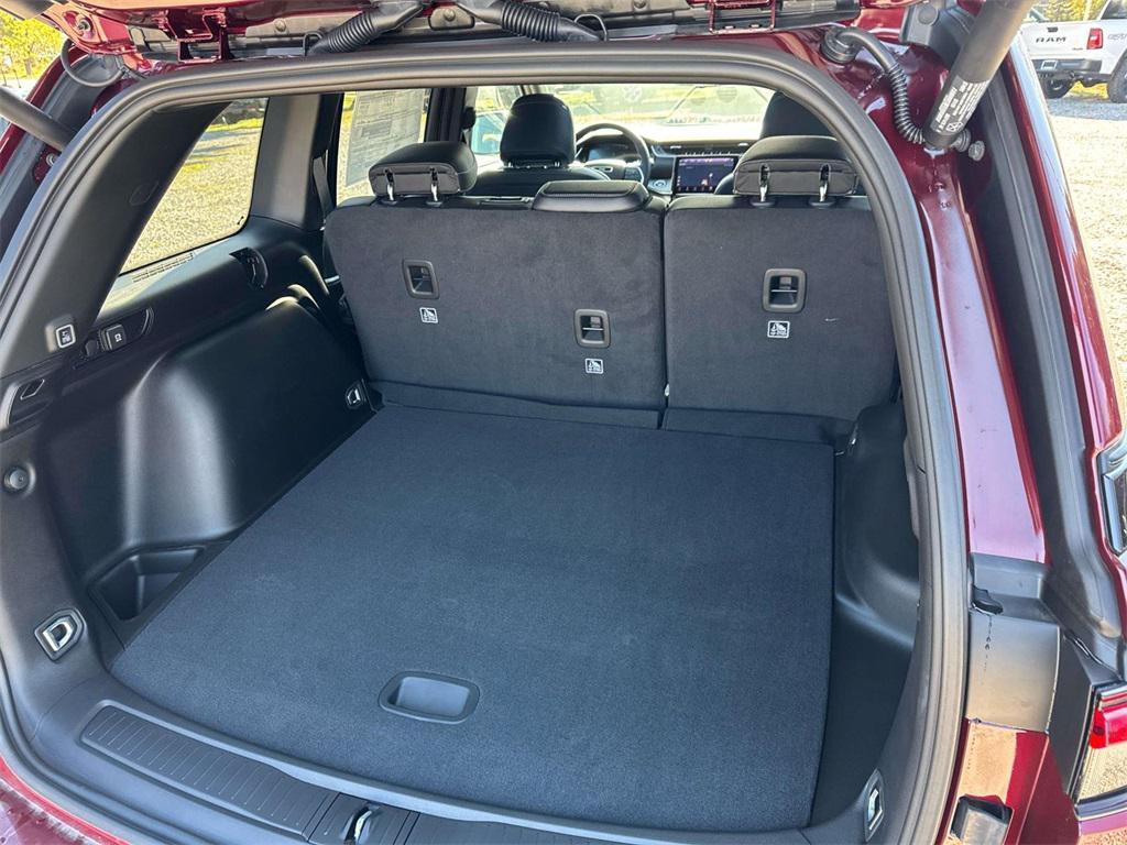 new 2025 Jeep Grand Cherokee car, priced at $52,556