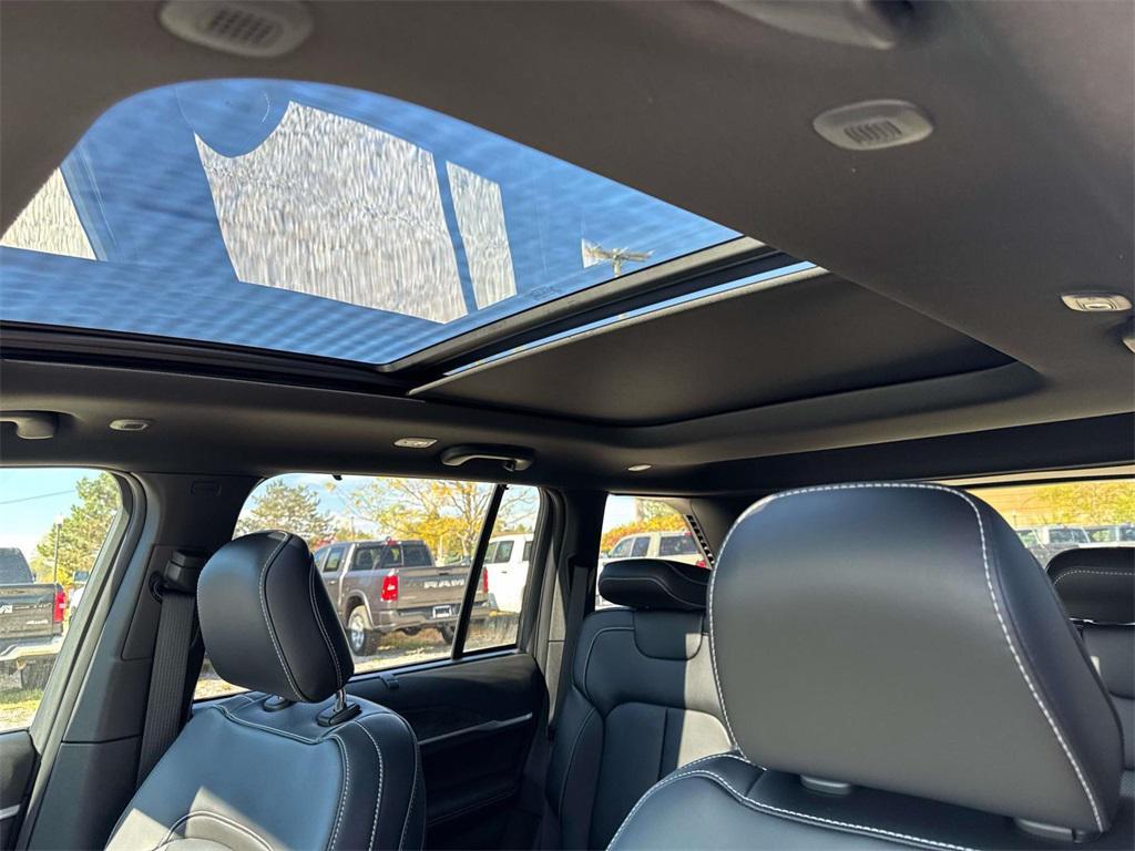 new 2025 Jeep Grand Cherokee car, priced at $52,556