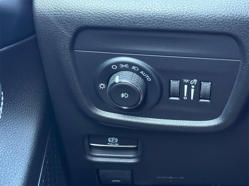 new 2025 Jeep Grand Cherokee car, priced at $52,556