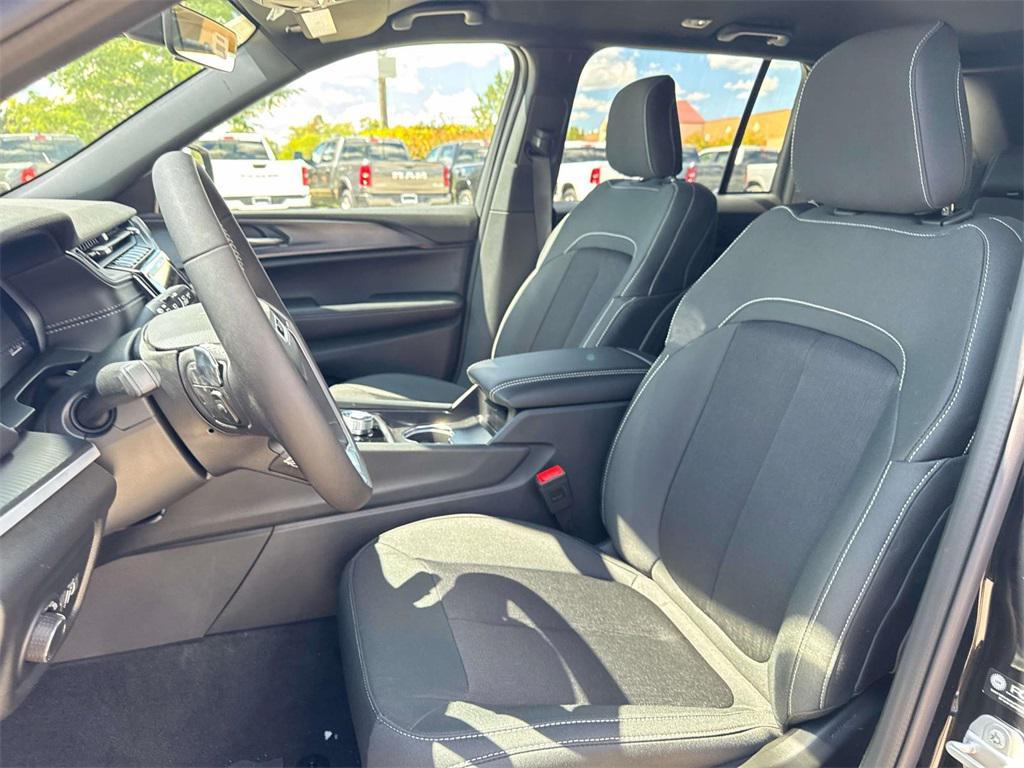 new 2025 Jeep Grand Cherokee car, priced at $41,526