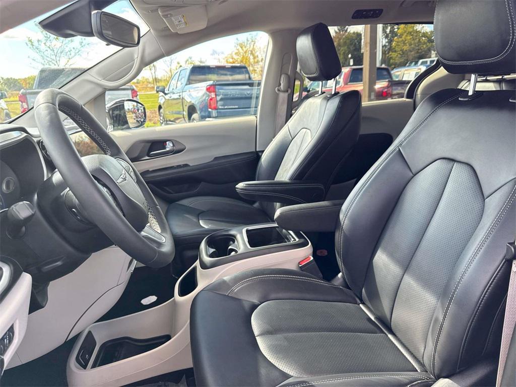 used 2024 Chrysler Pacifica car, priced at $33,000