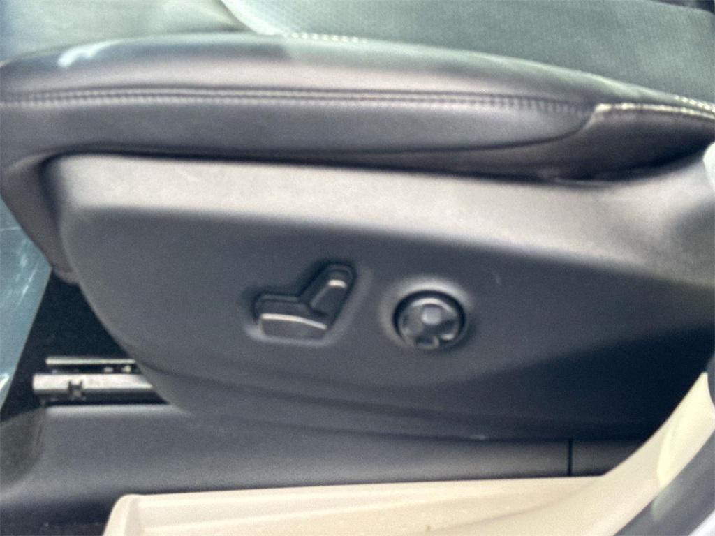 used 2024 Chrysler Pacifica car, priced at $33,000