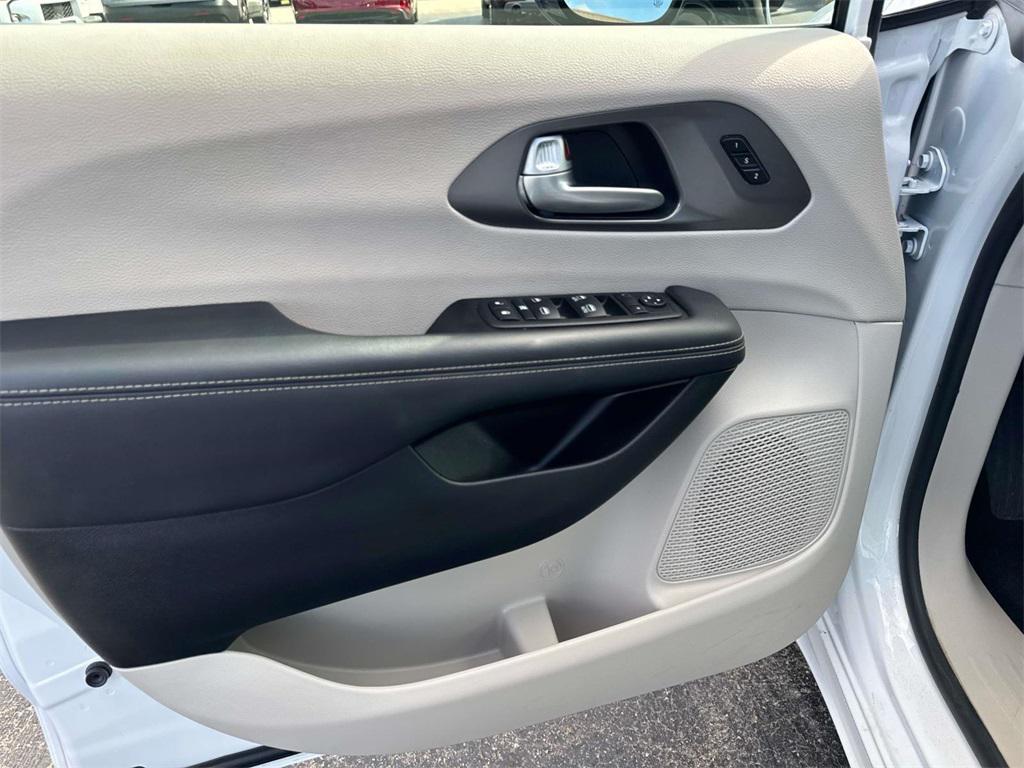 used 2024 Chrysler Pacifica car, priced at $33,000