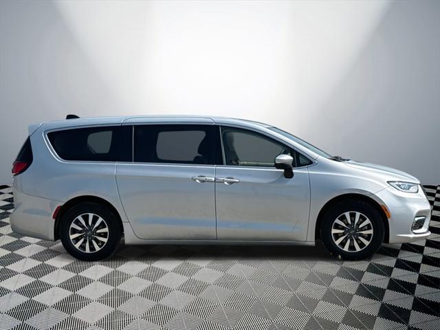 used 2023 Chrysler Pacifica Hybrid car, priced at $25,000