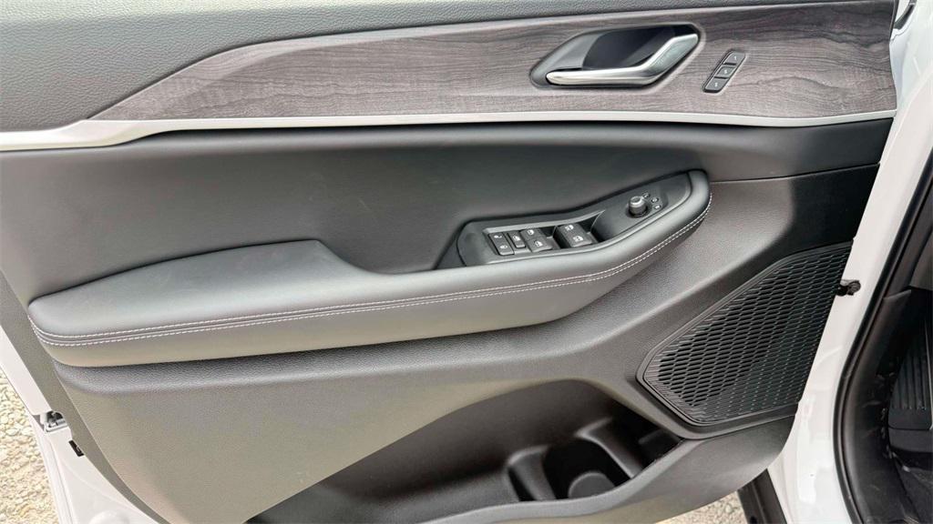 new 2025 Jeep Grand Cherokee car, priced at $52,047