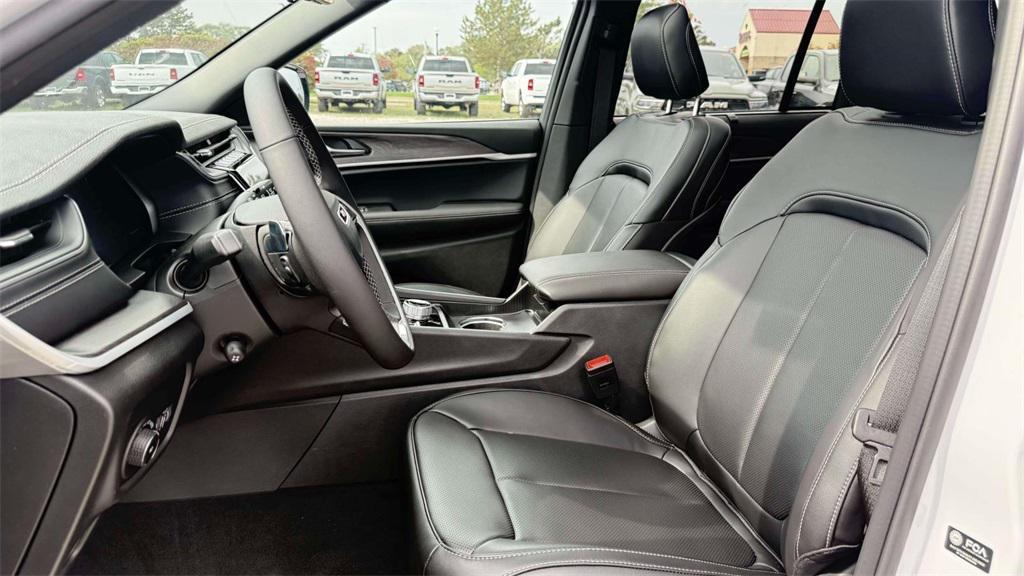 new 2025 Jeep Grand Cherokee car, priced at $52,047