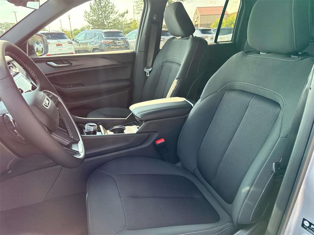 new 2025 Jeep Grand Cherokee car, priced at $41,526