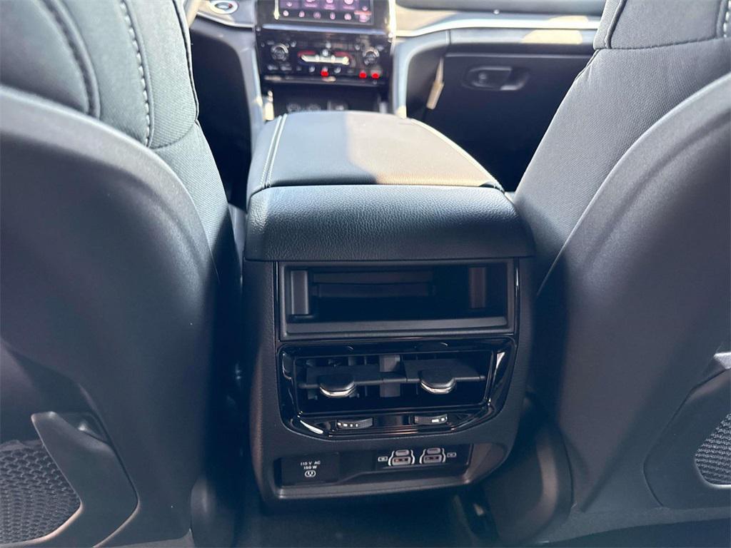 new 2025 Jeep Grand Cherokee car, priced at $41,526