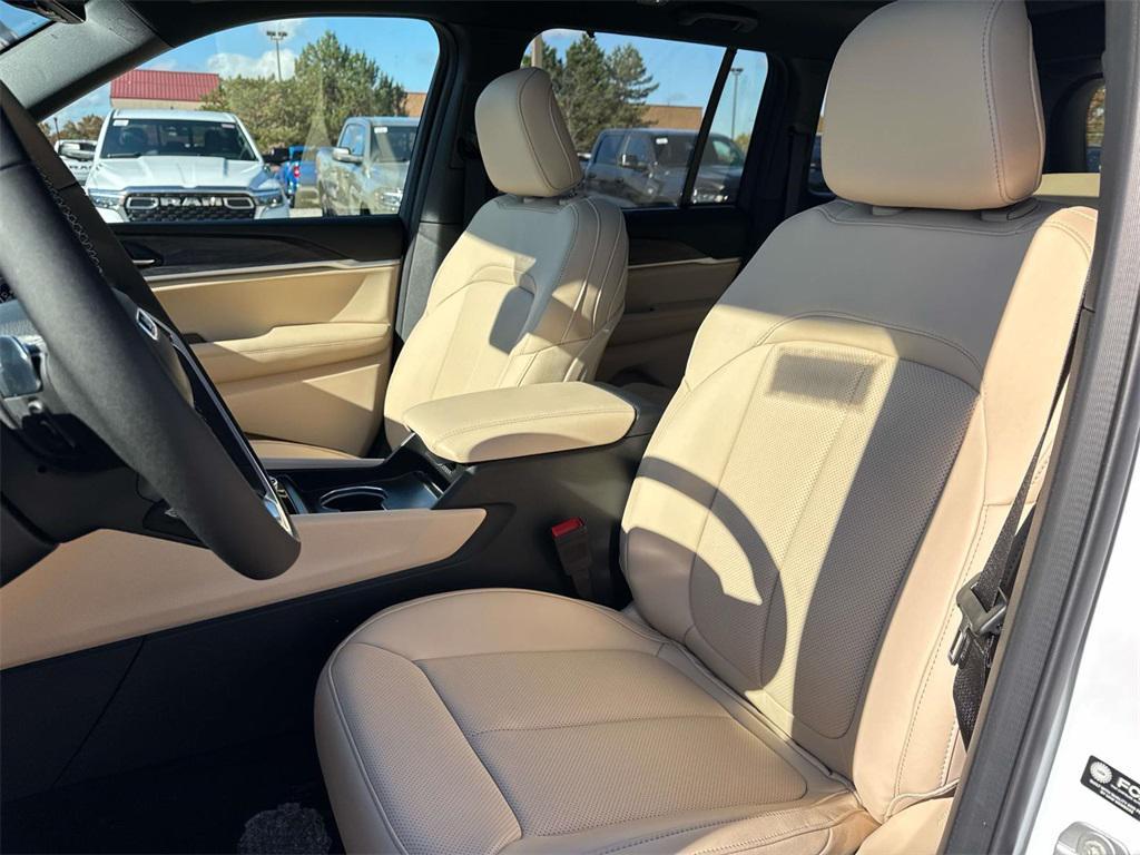 new 2025 Jeep Grand Cherokee car, priced at $56,060