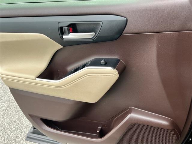 used 2021 Toyota Highlander car, priced at $34,143