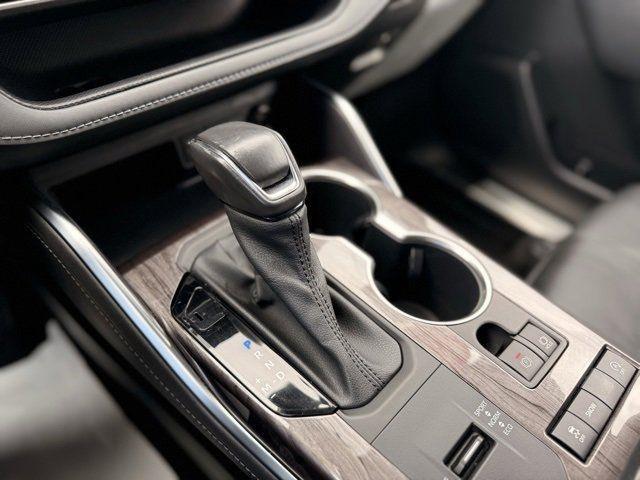 used 2022 Toyota Highlander car, priced at $38,888
