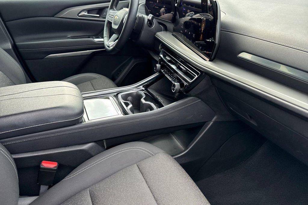 used 2024 Chevrolet Traverse car, priced at $35,201