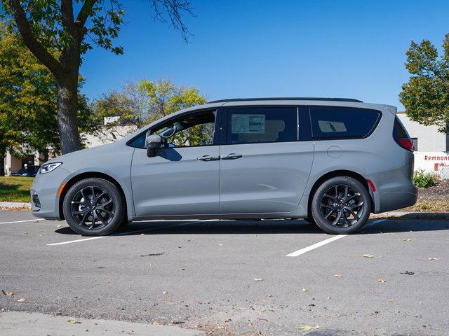 new 2023 Chrysler Pacifica car, priced at $46,998