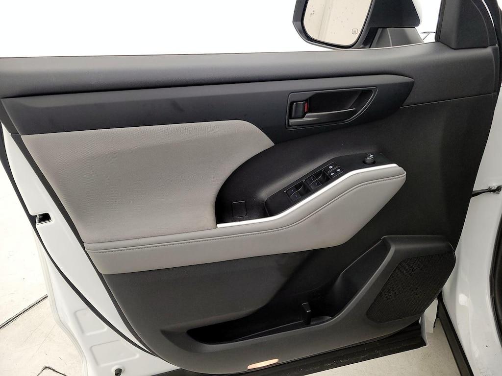 used 2022 Toyota Highlander car, priced at $32,998