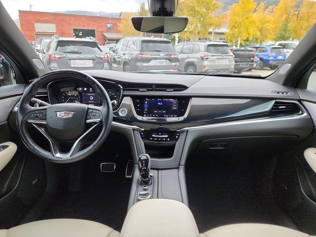 used 2022 Cadillac XT6 car, priced at $35,299