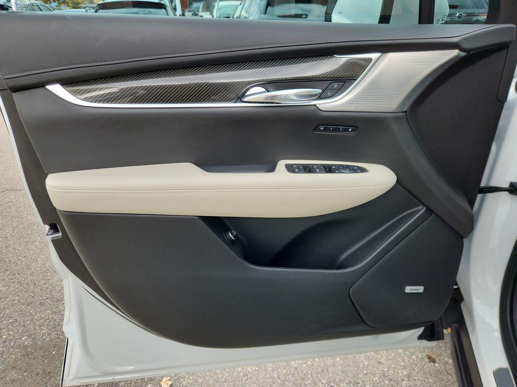 used 2022 Cadillac XT6 car, priced at $35,299