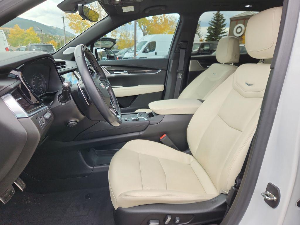 used 2022 Cadillac XT6 car, priced at $35,299