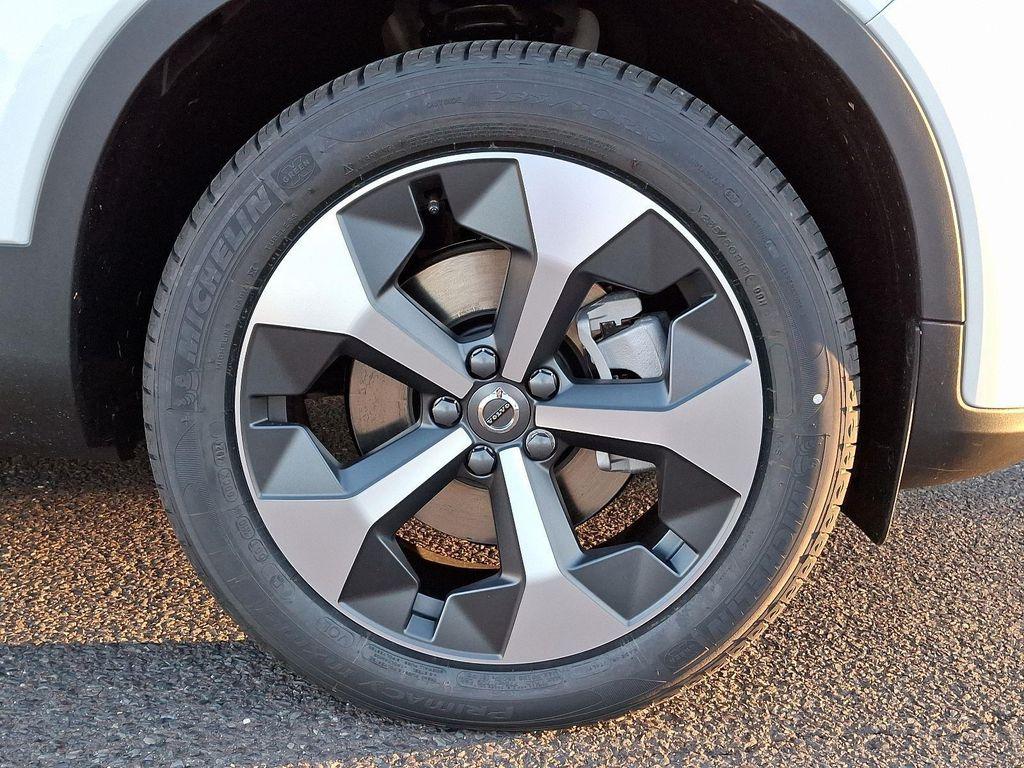 new 2025 Volvo XC40 car, priced at $46,015