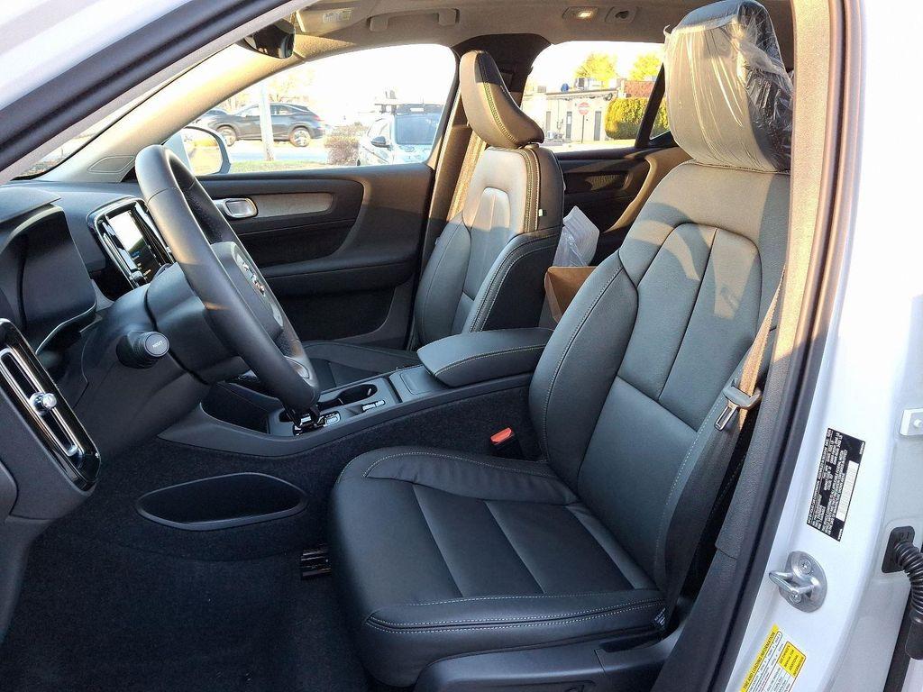 new 2025 Volvo XC40 car, priced at $46,015