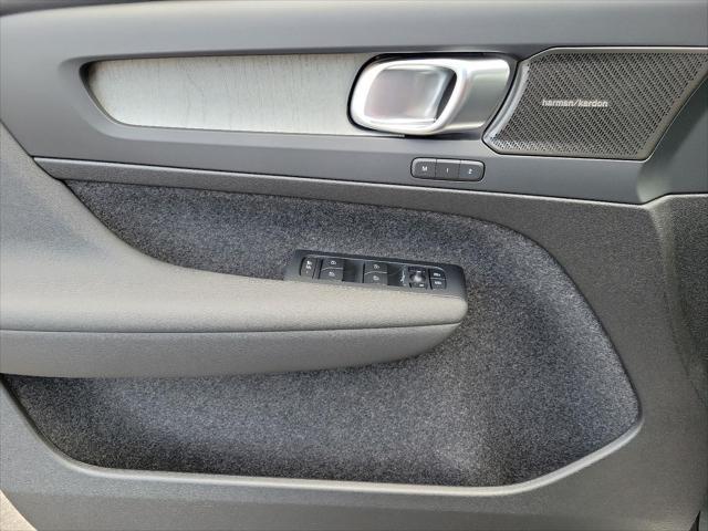new 2025 Volvo XC40 car, priced at $52,215