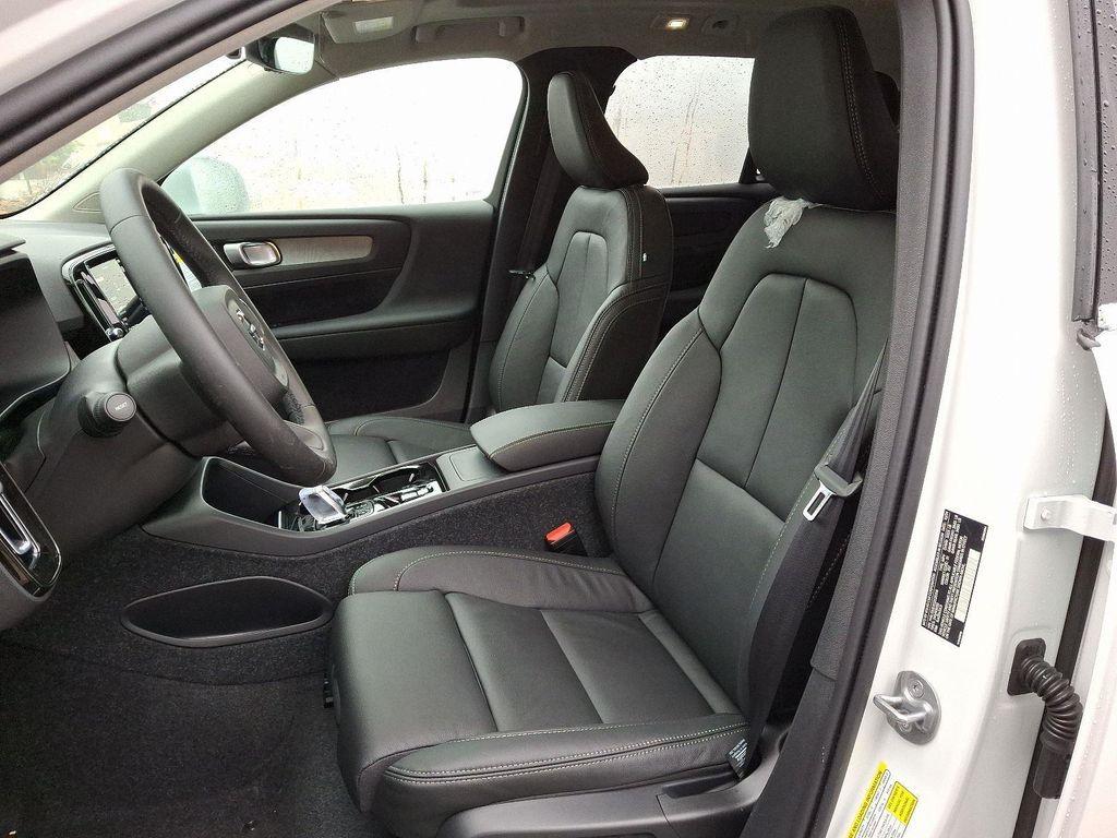 new 2025 Volvo XC40 car, priced at $49,040