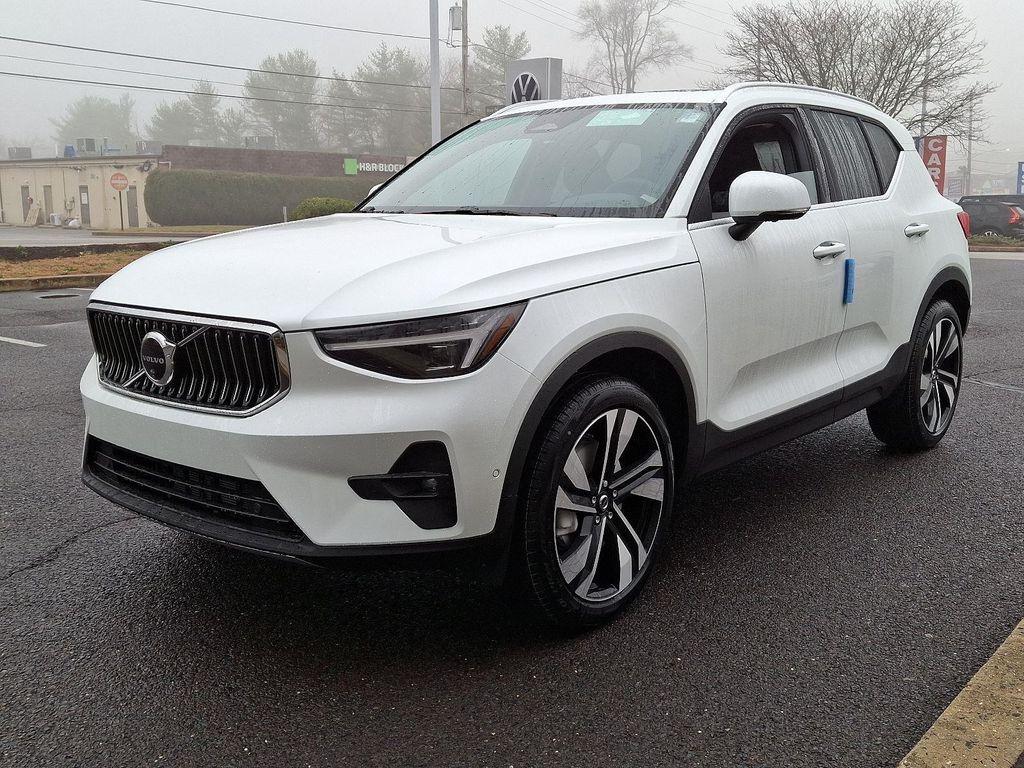 new 2025 Volvo XC40 car, priced at $49,040