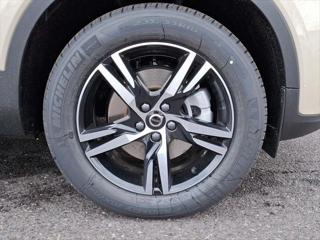 new 2025 Volvo XC40 car, priced at $44,015
