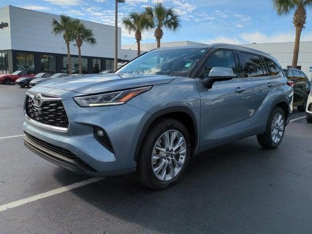 used 2022 Toyota Highlander car, priced at $33,417