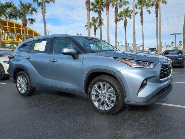 used 2022 Toyota Highlander car, priced at $33,417