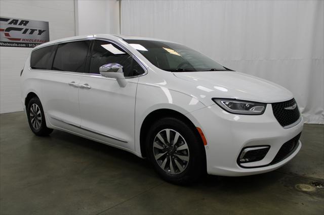 used 2022 Chrysler Pacifica Hybrid car, priced at $25,118