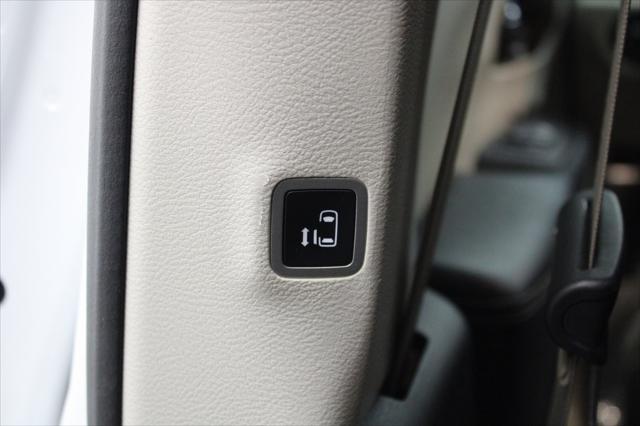 used 2022 Chrysler Pacifica Hybrid car, priced at $25,118