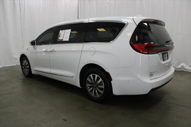 used 2022 Chrysler Pacifica Hybrid car, priced at $25,118