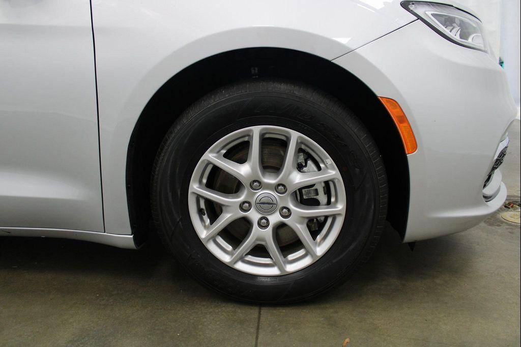 used 2024 Chrysler Pacifica car, priced at $27,961