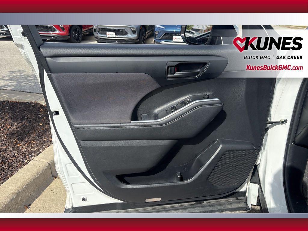 used 2023 Toyota Highlander car, priced at $28,533