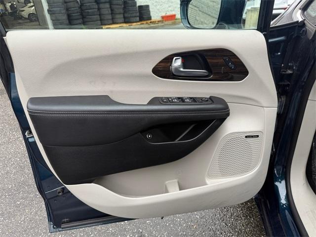 used 2022 Chrysler Pacifica Hybrid car, priced at $29,899