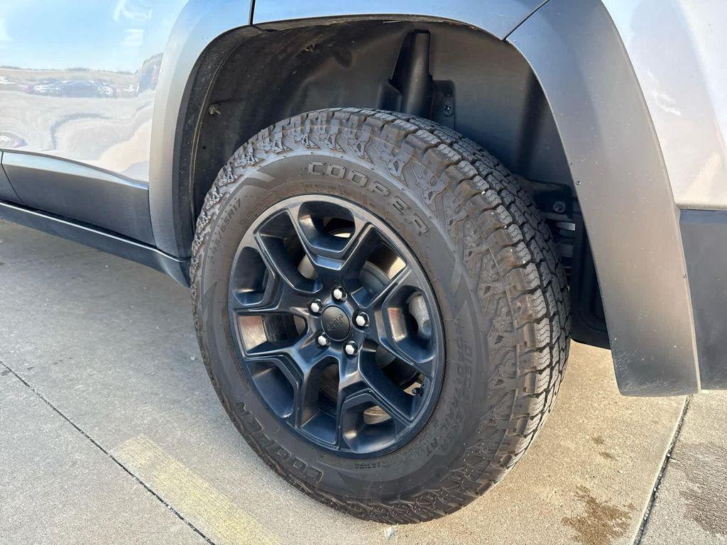 used 2022 Jeep Cherokee car, priced at $22,995