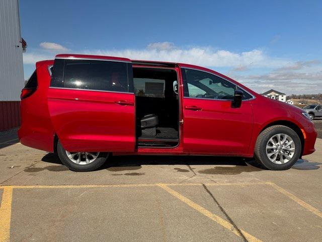 new 2025 Chrysler Pacifica car, priced at $45,915